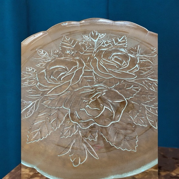 Pasari Glass Crystal Livia Dinner Plate Rose Embossed. 10” mint condition - Picture 1 of 3